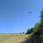 Un helicóptero interviene en la zona.
