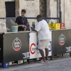 Preparación de las barras en la calle de los establecimientos de hostelería de Burgos, en las fiestas de 2025.