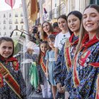 Imagen de la pregonera infantil junto a las reinas y la corte de hornor.