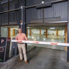El concejal del PP César Barriada en la inauguración de la barrera.