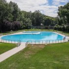 Así ha quedado la piscina exterior, lista para recibir a los bañistas desde este jueves, 2 de julio.