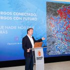 El presidente de la Diputación, Borja Suárez, muestra un mapa con los pueblos que poseen y carecen de banda ancha en Burgos.