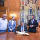 Francisco Vázquez firma en el libro de honor de la Diputación.