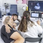 El delantero Fer Niño se somete a una prueba de ecografía durante el reconocimiento médico.