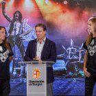 Israel Hernando y Óscar Fernández ‘Keeper’, de Metal Castellae, ayer, junto al presidente de la Diputación, Borja Suárez.