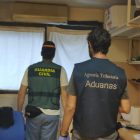 Intervención de la Guardia Civil y la Agencia Tributaria en una tienda de CBD de Burgos.