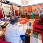 Ayala se dirige a Temiño durante el debate del estado de la ciudad.