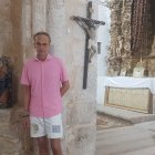 Alberto posa en el interior del templo