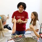 Cristina Valdiosera charla con los participantes del taller impulsado por su grupo de investigación en el cívico de Huelgas.