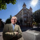Nacho San Millán, presidente de FAE Burgos, junto a la Casa del Empresario.