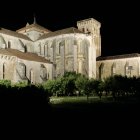El Monasterio de las Huelgas iluminado de noche.