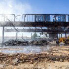 Tras la retirada del fibrocemento, prosigue la demolición de la nave que arrasó el fuego en marzo.