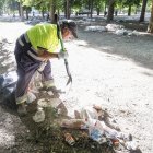 Un operario del servicio de limpieza recoge basura tras la fiesta del Parral, que se celebró de nuevo en la Quinta.
