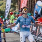 Oscar Onley entra vencedor en Pineda ante la mirada de Ciccone.