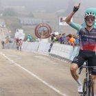 Félix Gall levanta el brazo en señal de victoria en la llegada a Corconte.
