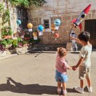 Dos niños miran una de las decoraciones de Olmillos de Sasamón.