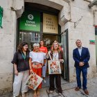 La alcaldesa junto a la concejal de Servicios Soclales y representantes de Intermon Oxfam, Cáritas y Entreculturas.