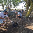 Vecinos del barrio de Villatoro limpian un de los espacios del barrio.