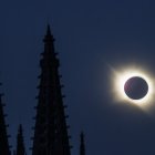 El eclipse total de sol con las agujas de la Catedral como testigo.