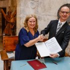 Cristina Ayala y José Miguel García cierran el acuerdo, firmado en el Palacio de Castilfalé, con un apretón de manos.