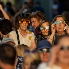 Imagen de personas viendo el eclipse en Burgos.