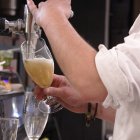 Archivo - Camarero en tirador de cerveza.