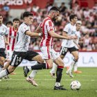 David González lucha por un balón con el sportinguista Pablo Vázquez.