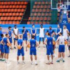 Los jugadores del San Pablo escuchando la charla técnica de Porfi Fisac