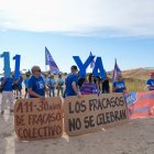 Varios manifestantes protestan durante la puesta en servicio de un nuevo tramo de la autovía del Duero A-11, a 24 de agosto de 2026, en Valduerna del Duero, Valladolid, Castilla y León (España).