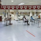 Ciudadanos realizando gestiones en el interior del Ayuntamiento de Burgos.