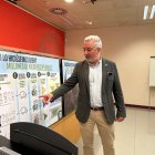 Carlos Niño muestra los paneles de la nueva campaña que fomenta el reciclaje.