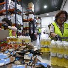 Voluntarias durante la campaña de recaudación de alimentos básicos.
