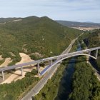 Infografía viaducto sobre río Zadorra, ferrocarril convencional y carretera.
