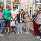 En la imagen alguno de los inquilinos de Calzadas, Segovia y Avenida Cantabria que han recibido cartas de desahucio de Altexa, el nuevo propietario del inmueble.
