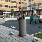 Papeleras desbordadas en la plaza interior de José Luis Santamaría, una tarde del pasado septiembre.