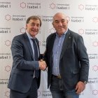 Alberto Gómez Barahona y Manuel Vadillo tras sellar el acuerdo.