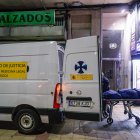 El levantamiento del cadáver se produjo pasadas las ocho y media de la tarde de este martes. S. OTERO