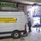 El Instituto de Medicina Legal retira el cuerpo la mujer hallada muerta en su domicilio.