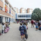 Niños entran en un colegio de Burgos.