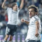 Curro Sánchez celebra el gol marcado de penalti.