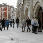 Varias personas en el centro de Burgos.