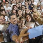 Pedro Sánchez, junto a jóvenes militantes del PSOE, en el Fórum Evolución de Burgos.