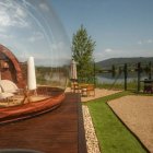 La cubierta transparente permite contemplar el paisaje desde el alojamiento.