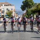 Los siete ciclistas que completaron La Vuelta, en la etapa final en Granada.