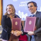 Cristina Ayala y José Luis Martínez Almeida, en el Teatro Principal de Burgos.