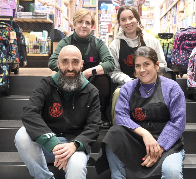 Lucia (D), de la libreria Hijos de Santiago Rodríguez, junto a su equipo