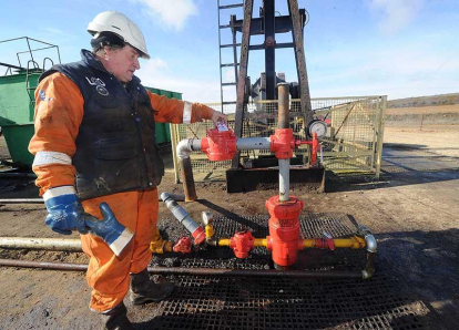 Un operario de los yacimientos petrolíferos de Ayoluengo trabaja en la estabilización de los pozos.