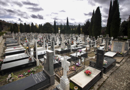 El Cementerio de San José se protege en su conjunto por sus monumentos funerarios y por su paisajismo. SANTI OTERO