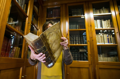La Biblioteca Histórica del Mendoza tiene 1.500 libros y entre los más antiguos figuran inscripciones de las normas de funcionamiento y decoro del centro de siglo XVI. TOMÁS ALONSO