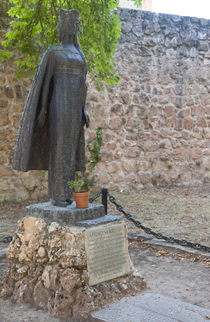 Estatua de la princesa Kristina de Noruega en Covarrubias, Burgos.